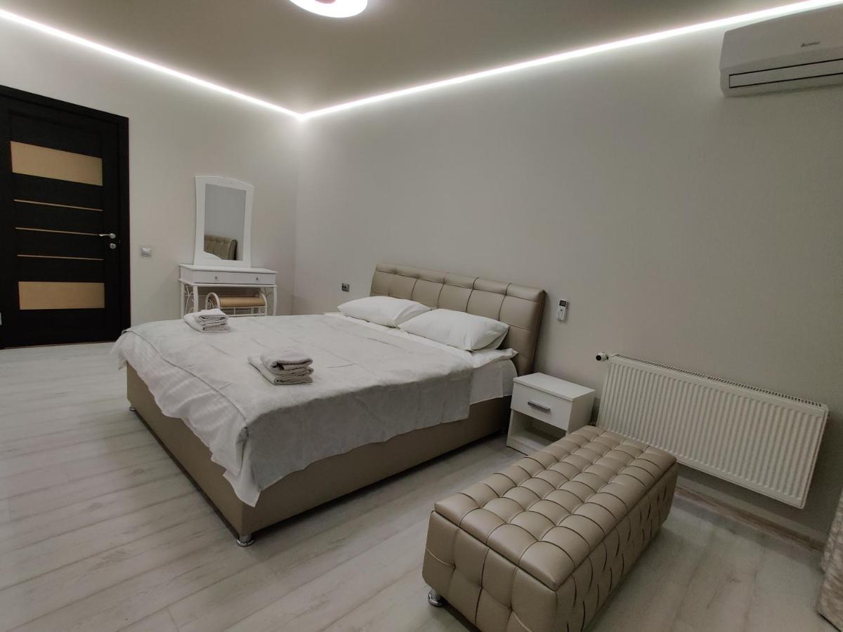 Yarovytsya Vip In The Center Appartement Loetsk Buitenkant foto
